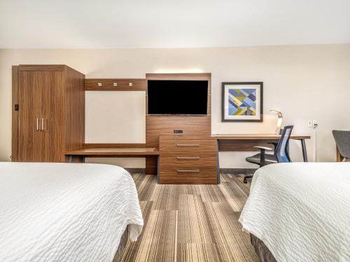 Кровать или кровати в номере Holiday Inn Express & Suites Medicine Hat by IHG