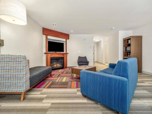 Гостиная зона в Holiday Inn Express & Suites Medicine Hat by IHG