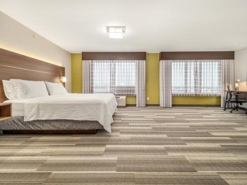 Кровать или кровати в номере Holiday Inn Express & Suites Medicine Hat by IHG