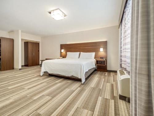 Кровать или кровати в номере Holiday Inn Express & Suites Medicine Hat by IHG