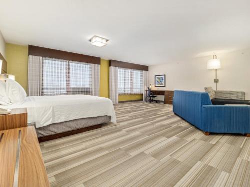 Кровать или кровати в номере Holiday Inn Express & Suites Medicine Hat by IHG