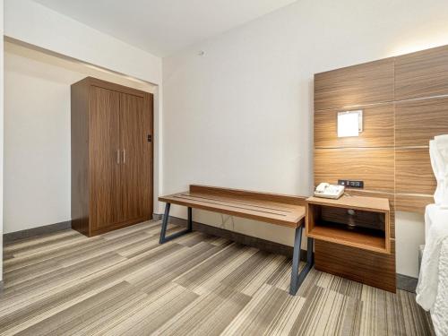 Кровать или кровати в номере Holiday Inn Express & Suites Medicine Hat by IHG