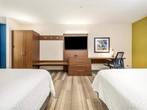 Телевизор и/или развлекательный центр в Holiday Inn Express & Suites Medicine Hat by IHG