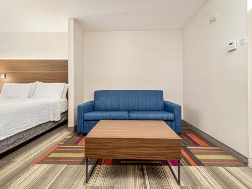 Кровать или кровати в номере Holiday Inn Express & Suites Medicine Hat by IHG