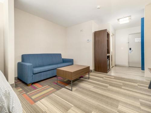 Гостиная зона в Holiday Inn Express & Suites Medicine Hat by IHG