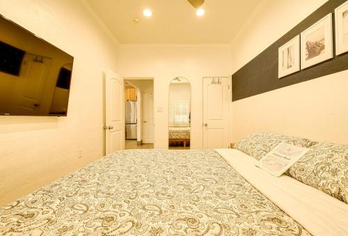 a bedroom with a large bed in a room at 1000#1 Contemporary Home w/ Parking, Grill, & AC! in Newport Beach