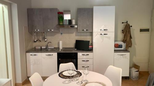 Küche/Küchenzeile in der Unterkunft NEST HOUSE - ESCLUSIVO APPARTAMENTO Marina di Olbia- MATER OLBIA - Beaches - close to the Airport - PRIVATE PARKING- Full comforts -