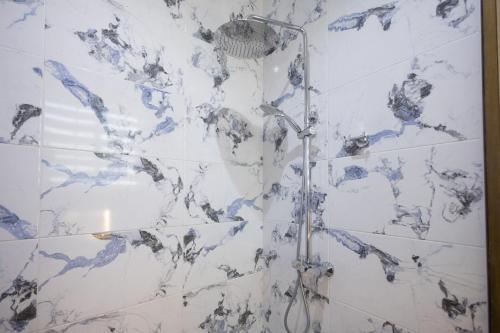 Bilik mandi di Deluxe Studio Apartment, East Airport