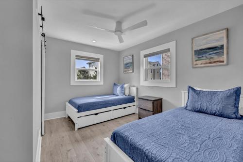 um quarto com duas camas e uma janela em The Wright View by Sea Scape Properties em Wrightsville Beach