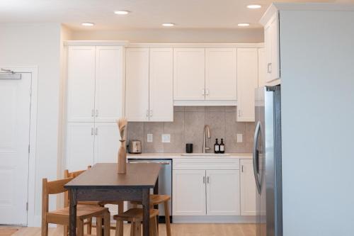 Dapur atau dapur kecil di Boardwalk Suites & Residences by Kasa