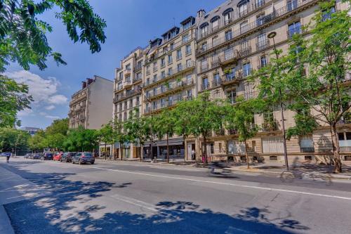 Chic Paris Flat 10 Mins from Arc de Triomphe