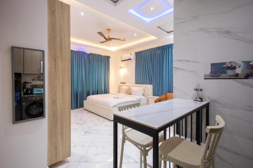 Luxe Studio Apartment, East Airport