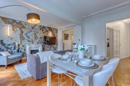 Chic Paris Flat 10 Mins from Arc de Triomphe