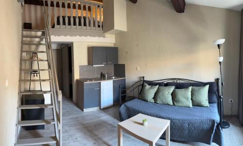une chambre avec un lit et une échelle et une cuisine dans l'établissement Maison La Terre du Midi à Sérignan, à Sérignan