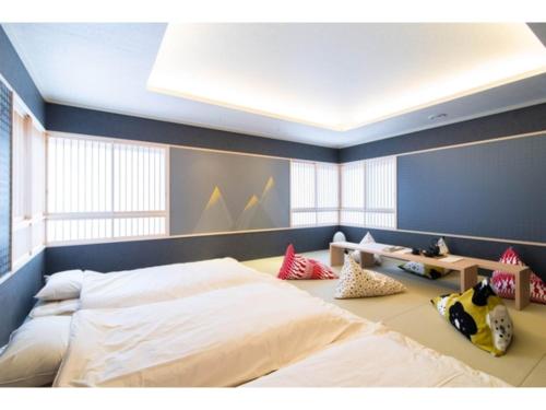 una camera da letto con un letto grande in una stanza di Isizue Tabine - Vacation STAY 31786v a Kanazawa