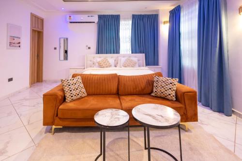 un salon avec un canapé et un lit dans l'établissement Classy Studio Apartment, East Airport, à Accra
