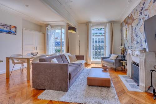 Chic Paris Flat 10 Mins from Arc de Triomphe