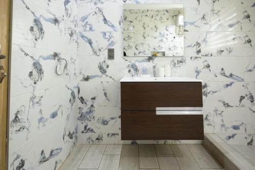 une salle de bain avec un lavabo et un miroir dans l'établissement Classy Studio Apartment, East Airport, à Accra