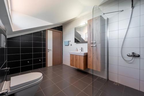 un bagno con un water e un lavandino di Ölüdeniz, Villa Solvento a Fethiye