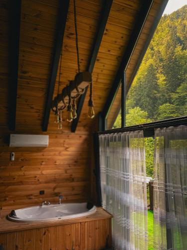 un bagno con vasca e finestra di Villa Bereska ad Ayder Yaylasi