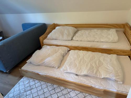 two bunk beds sitting in a room withthritisthritisthritisthritisthritisthritisthritisthritis at Ferienwohnung Siebenbergen 