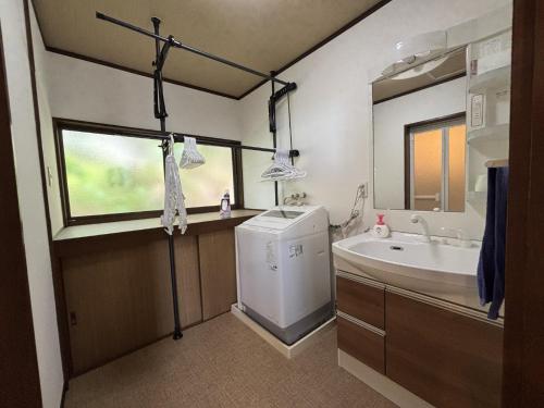 ein Badezimmer mit Waschbecken und Waschmaschine in der Unterkunft Oyado UmiSora - Vacation STAY 32774v in Kami Amakusa