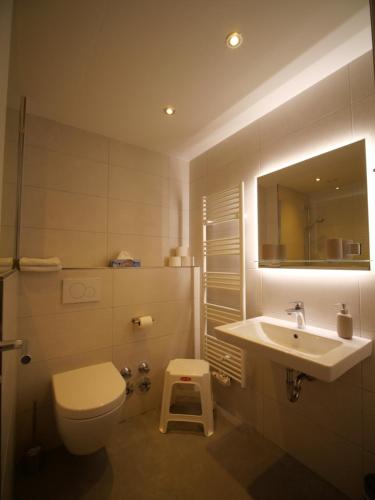 Et badeværelse på Suite 13 - Appartementresidenz am Kurpark - Mit Blick in den Kurpark