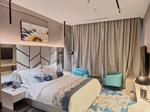 Ένα ή περισσότερα κρεβάτια σε δωμάτιο στο Taj Lives Hotel