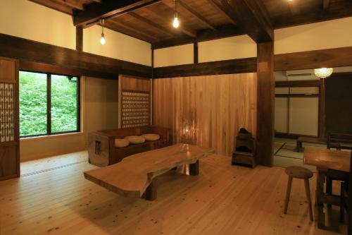 a room with a bench in the middle of a room at Ancient House World - Vacation STAY 37565v in Koura