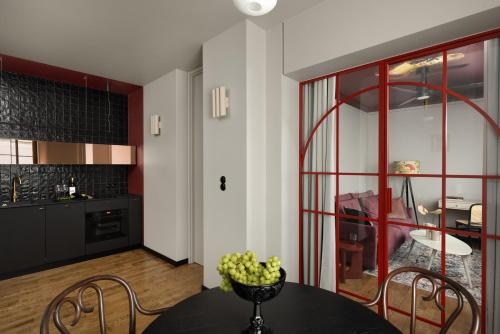 - une cuisine avec une table et un bol de raisin dans l'établissement Entu Apartamenty Odrzanska, à Wrocław