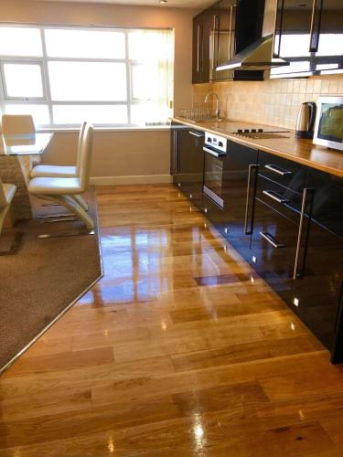 Η κουζίνα ή μικρή κουζίνα στο Granada Apartments Queens Mansions