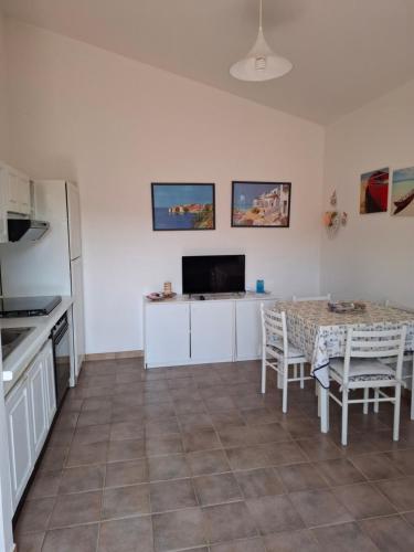 a kitchen and dining room with a table and chairs at Casa Giulia in Stintino
