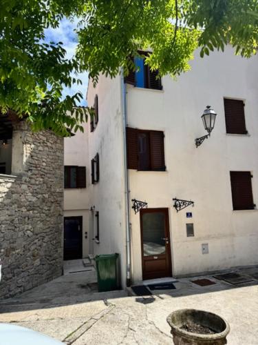 Το κτήριο όπου στεγάζεται  το διαμέρισμα