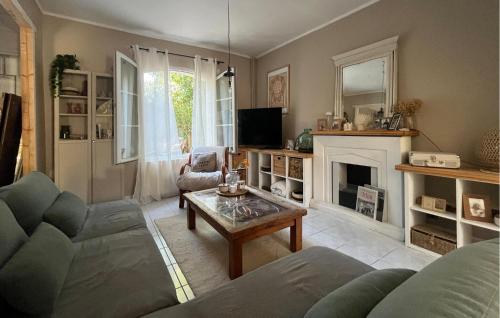 Μια τηλεόραση ή/και κέντρο ψυχαγωγίας στο Lovely Home In Pont-Saint-Esprit