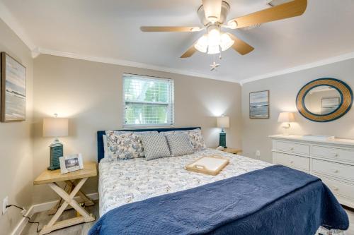 Giường trong phòng chung tại 2 Mi to Manasota Key Beach Home with Yard