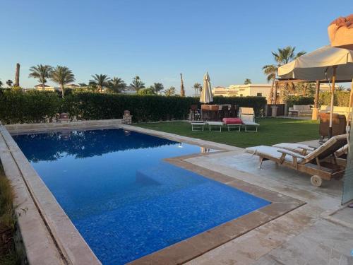 Πισίνα στο ή κοντά στο Ghazala stand alone villa 6 rooms private pool sea view beach available north coast 12 mins from marassi