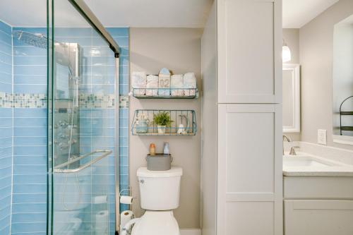Phòng tắm tại 2 Mi to Manasota Key Beach Home with Yard