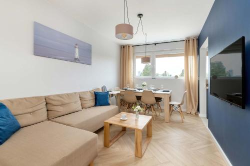 Seaside Family Apartment 8 Guests Walk to Beach by Noclegi Renters