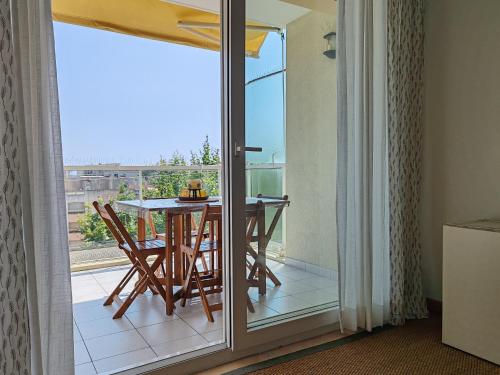 une chambre avec un balcon avec une table et des chaises dans l'établissement COZY - 350 from the sea - Nice and bright apartment with balcony -, à Antibes