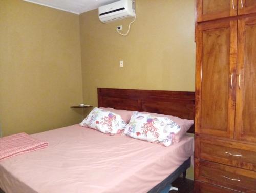 Llit o llits en una habitació de Sweet Stay