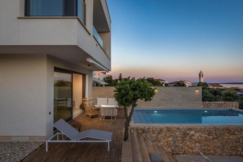 a villa with a swimming pool and a house at Vila Oliva i Terakota in Mandre