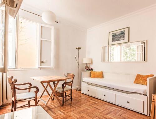 une chambre avec un lit et une table dans l'établissement FLEUR- Cosy Studio, 200 Promenade des Anglais et Negresco, wifi, climatisation- calme, à Nice