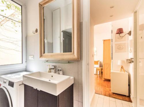 une salle de bain avec un lavabo et une machine à laver dans l'établissement FLEUR- Cosy Studio, 200 Promenade des Anglais et Negresco, wifi, climatisation- calme, à Nice