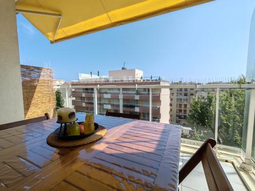 une table sur un balcon avec vue sur une ville dans l'établissement COZY - 350 from the sea - Nice and bright apartment with balcony -, à Antibes