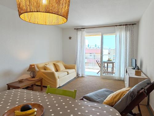 un salon avec un canapé et une table dans l'établissement COZY - 350 from the sea - Nice and bright apartment with balcony -, à Antibes