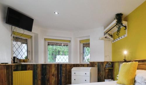 Μια τηλεόραση ή/και κέντρο ψυχαγωγίας στο Rowcroft Lodge Guest House B&B