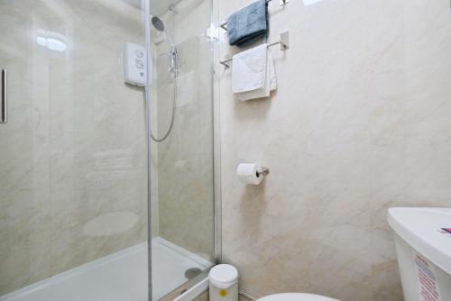 Ένα μπάνιο στο Rowcroft Lodge Guest House B&B