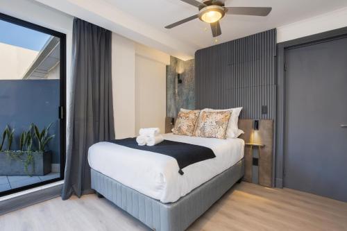 Cape Town Studio - Table Mountain Views, Gym, Free Parking, Free WiFi في كيب تاون: غرفة نوم بها سرير ونافذة كبيرة