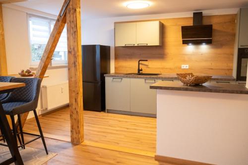 een keuken met witte kasten en een aanrechtblad bij Wohnung Pinot in Seenähe in Friedrichshafen