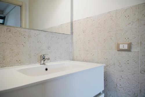 une salle de bain avec un lavabo blanc et un miroir dans l'établissement Star Dust, à Milan